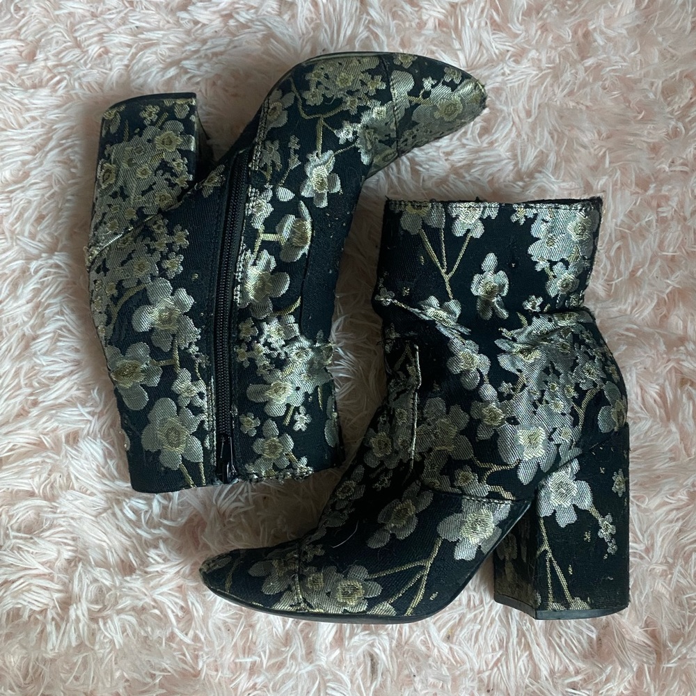 indigo rd Black with White Flowered Fabric Boots 7